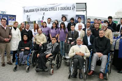 <p><font face="arial,helvetica,sans-serif" size="2"><strong>Kan Ter İ&ccedil;inde Kaldı</strong><br /><br />&Ouml;te yandan 5 dakikalığına tekerlekli sandalyeye oturan Erkan Tun&ccedil;bilek isimli &ouml;ğrenci, engelleri aşarken &ccedil;ok zorlandığını dile getirdi.</font></p><p><font face="arial,helvetica,sans-serif" size="2">Beş dakikalığına da olsa engellileri anlama fırsatı bulduğunu anlatan Tun&ccedil;bilek, s&ouml;zlerini ş&ouml;yle s&uuml;rd&uuml;rd&uuml;: &quot;<font color="#333399">Hepimiz bu engellerle karşı karşıya kalabiliriz. Yaşlandığımızda da belki bu engeller karşımıza &ccedil;ıkacak. 5 dakika sonra da karşımıza &ccedil;ıkabilir. Her an engellerle karşı karşıya kalabilecek gibi yaşamalıyız. Ben engelli olmanın zorluğunu bir gram da olsa tattım. Ger&ccedil;ekten anladım. Bire bir empati yaptım. Engellilerin işi gerek fiziksel gerekse ruhsal a&ccedil;ıdan &ccedil;ok zor. Allah yardımcıları olsun. Kan ter i&ccedil;inde kaldım.&quot;</font> </font></p>