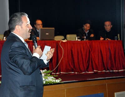 <strong><font face="Arial" size="2">Modern d&uuml;kk&acirc;nlar, showroomlar yer alacak</font></strong> <p><font face="Arial" size="2">&ldquo;205 hektar alanda uygulanacak bu proje ile sanayi esnafımızın daha sağlıklı ve modern şartlarda sanayi d&uuml;kk&acirc;nlarına kavuşması sağlanacaktır. Bu projemizin hayata ge&ccedil;mesiyle birlikte sadece b&ouml;lge esnafımız değil, t&uuml;m şehir esnafımız ve sakinlerimiz fayda sağlayacaklardır. Bu b&ouml;lgenin modern mimarisi ile showroomlar, kente ve b&ouml;lgeye hizmet edecek 5 yıldızlı otel, b&uuml;y&uuml;k alışveriş merkezleri, prestij konut alanları, belediye hizmet binası, sosyal ve k&uuml;lt&uuml;rel tesisler ve yeşil alanları ile modern ve gelişen şehirciliğin simgesi haline gelmesini arzu etmekteyiz. Fikir olarak &ouml;ne s&uuml;rd&uuml;ğ&uuml;m&uuml;z bu &ccedil;alışmanın başarılı olabilmesi siz değerli katılımcılar başta olmak &uuml;zere şehrimizin bu projeye vereceği katkıya bağlıdır&rdquo;.</font></p>