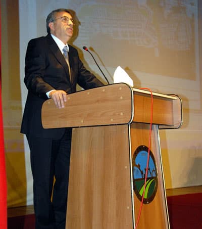 <strong><font face="Arial" size="2">Şeffaflık en &ouml;nemli kural</font></strong> <p><font face="Arial" size="2">Proje tanıtımının ardından soru cevap b&ouml;l&uuml;m&uuml;ne ge&ccedil;ildi. Bu b&ouml;l&uuml;mde bir konuşma yapan Milliyet&ccedil;i Hareket Partisi Sakarya Milletvekili M&uuml;nir Kutluata, bu projenin heyecan veren bir proje olduğunu belirterek, bu konunun Sakarya kamuoyunda tartışılması gerektiğini ve herkesin bu konuda fikirlerinin alınması gerektiğini ifade etti. AK Parti Sakarya Milletvekili Erol Aslan Cebeci ise, &ldquo;Bu proje &ccedil;ok b&uuml;y&uuml;k &ouml;nem arz ediyor. Fakat bu projede olmazsa olmaz şart bence şeffaflık olmalıdır. Bug&uuml;n burada yapıldığı gibi her zaman bilgilendirme toplantıları yapılmalıdır. &Ouml;zellikle hak sahipleri i&ccedil;in &ccedil;ok b&uuml;y&uuml;k &ouml;nem arz ediyor&rdquo; diye konuştu. Sakarya Milletvekili Şaban Dişli ise, &ldquo;B&ouml;yle g&uuml;zel bir toplantının organize edilmiş olmasından b&uuml;y&uuml;k mutluluk duydum. &Ccedil;&uuml;nk&uuml; bu &ouml;nemli bir proje. Herkesin bu konuda fikri alınmalıdır. &Ouml;zellikle sanayi esnafımız tek tek ikna edilmelidir. Sanayi esnafımız ve ilimiz bu proje sonrasında kazan&ccedil;lı &ccedil;ıkmalıdır. Bu şehir &ccedil;ok g&uuml;&ccedil;l&uuml; bir şehir&rdquo; dedi.<br />Projede varız!</font></p>