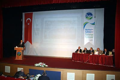 <p><font face="arial,helvetica,sans-serif" size="2">SESOB Başkanı Hasan Alişan ise, &ldquo;Esnafımızın değerine değer katacak ise biz projede varız. Esnafımızın mağdur edilmeyeceğine inanıyoruz&rdquo; dedi. SATSO Başkanı Akg&uuml;n Altuğ&rsquo;da bir konuşma yaptı. Akg&uuml;n Altuğ, esnafın kaderine terk edilemeyeceğini ve orada esnafın var olma m&uuml;cadelesi verdiğini dile getirdi. Şehir Plancıları Odası Başkanı &Ouml;zlem T&ouml;mek&ccedil;e ise, bu tip projelerin i&ccedil;erisinde sosyal donatı alanlarına &ouml;nem verilmesinin gerekliliğini vurguladı. Şof&ouml;rler Odası Başkanı Adnan Uyumaz&rsquo;da &ldquo;Adil ve şeffaf olunmasını istiyoruz&rdquo; diye konuştu.<br /></font></p>