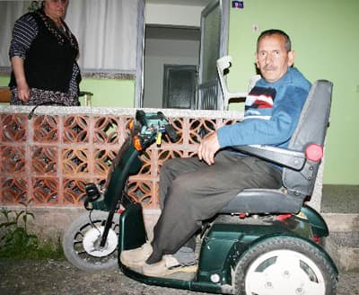 <font face="Arial" size="2" color="#000000"><strong>Koltuk Değnekleri ile Y&uuml;r&uuml;yor</strong></font> <p><font size="2"><font face="Arial">Morga konulurken hayata d&ouml;nen Birg&uuml;l i&ccedil;in sevk edildiği Kocaeli &Uuml;niversitesi Tıp Fak&uuml;ltesi Hastanesi'nde yoğun bir tedavi s&uuml;reci başladı. 3 yıl boyunca yatarak tedavi g&ouml;ren Birg&uuml;l'&uuml;n kal&ccedil;asında 32 kırık tespit edildi. Dalağı da ameliyatla alındı. Kal&ccedil;asındaki kırıklar nedeniyle y&uuml;r&uuml;yemeyen Birg&uuml;l, bu sırada b&ouml;breklerinin iflas etmesinden dolayı diyalizle hayata tutundu. Hastanede yattığı s&uuml;re i&ccedil;erisinde 34 ameliyat ge&ccedil;iren ve b&uuml;y&uuml;k acılar &ccedil;eken Birg&uuml;l, kazadan iki yıl sonra koltuk değneklerinin yardımıyla yavaş yavaş y&uuml;r&uuml;meye başladı.<br /><br /><strong>İkinci Kaza</strong></font></font></p><p><font face="arial,helvetica,sans-serif" size="2">Ancak talihsizlikler Birg&uuml;l'&uuml;n peşini bırakmadı. 2007'de emeklilik işlemleri i&ccedil;in Ankara'ya giden Birg&uuml;l'&uuml;n i&ccedil;inde bulunduğu otomobil Bolu'da kaza yaptı. Bir otomobil hatalı sollama yaparak Birg&uuml;l'&uuml;n i&ccedil;inde bulunduğu araca &ccedil;arptı. Ge&ccedil;irdiği ikinci b&uuml;y&uuml;k kazada dizleri kırılan Birg&uuml;l, bu kazayla birlikte y&uuml;r&uuml;me umudunu da kaybetti.</font></p>