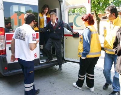<strong><font face="Arial" size="2">Sorunlu &Ouml;ğrencilermiş</font></strong> <p><font face="Arial" size="2">Sakarya İl Milli Eğitim M&uuml;d&uuml;r&uuml; Murat Yazıcı, olayla ilgili olarak hem idari hemde adli soruşturma başlatıldığını s&ouml;yledi. Bı&ccedil;aklı &ouml;ğrencinin ikinci d&ouml;nemde okula nakille geldiğini ifade eden Yazıcı; <font color="#333399">&quot;Kavga eden iki &ouml;ğrencide sorunlu davranış bozuklukları olan &ccedil;ocuklar. Bu iki &ouml;ğrenci de okul idaresince yakından izlenen g&ouml;zetim altında olan &ccedil;ocuklar. D&uuml;n akşam okul dışında kavga etmişler. Kavgayı daha sonra okula taşımışlar. Okul y&ouml;netimi ailelerini daha &ouml;nce uyarmış. Biz konuyla ilgili idari olarak soruşturma başlattık. Polis de adli soruşturmasını s&uuml;rd&uuml;r&uuml;yor.&quot;</font> dedi.</font></p>