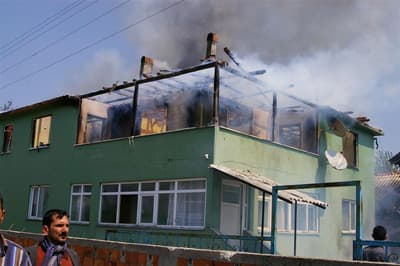 Herşey Üste Üste Geldi, Evi Kül Oldu