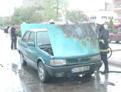 Durup Dururken Arabası Alev Aldı