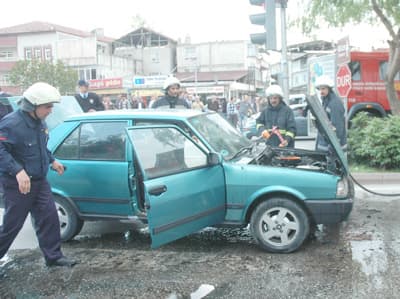 Durup Dururken Arabası Alev Aldı