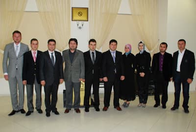 <p><font face="arial,helvetica,sans-serif" size="2"><strong>M&Uuml;SİAD B&Uuml;Y&Uuml;YOR</strong></font></p><p><font face="arial,helvetica,sans-serif" size="2">M&Uuml;SİAD&rsquo;ın kuruluşunun 19&rsquo;ucu yıld&ouml;n&uuml;m&uuml;yle birlikte Sakarya Şubesi&rsquo;nin 10&rsquo;uncı yılını, Gen&ccedil; M&Uuml;SİAD&rsquo;ın da D&ouml;rd&uuml;nc&uuml; yılını kutladıklarını belirten M&Uuml;SİAD Sakarya Şube Başkanı Atalay; <font color="#333399">&ldquo;M&Uuml;SİAD, Anadolu&rsquo;daki işadamlarının gerek &uuml;retim yapması, teknolojiyi iyi kullanması ve dış pazara a&ccedil;ılmasında &ouml;nemli bir misyon sağlamıştır. M&Uuml;SİAD&rsquo;ın hizmetinde sınır yoktur. Gen&ccedil; M&Uuml;SİAD&rsquo;&ccedil;ılar iş hayatına hazırlanırken, y&uuml;ksek ahlak ve teknolojiyi iyi kullanarak, b&uuml;y&uuml;yerek, A M&Uuml;SİAD&rsquo;a katılacaktır. Ben başarılı &ccedil;alışmalarından dolayı t&uuml;m gen&ccedil;lerimizi canı g&ouml;n&uuml;lden kutlayarak, tebrik ediyorum&rdquo; </font>dedi.</font><font face="arial,helvetica,sans-serif" size="2">&nbsp;</font></p>