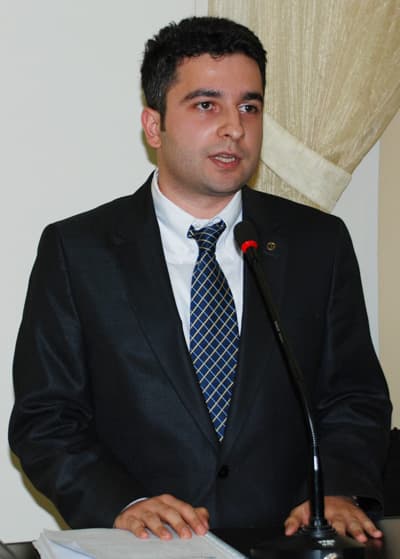 <p><font face="arial,helvetica,sans-serif" size="2"><strong>ZİRVEYE &Ccedil;IKARACAĞIZ</strong></font></p><p><font face="arial,helvetica,sans-serif" size="2">Aldıkları bayrağı zirveye taşıyacaklarını dile getiren M&Uuml;SİAD Gen&ccedil;lik Kurulu&rsquo;nun yeni Başkan Elmas; <font color="#333399">&ldquo;Biz bu g&ouml;reve, kendisinden devr aldığımız Camal Bolat sayesinde geldik. M&Uuml;SİAD&rsquo;ı onun sayesinde tanıdık. Ondan aldığımız bu bayrağı, M&Uuml;SİAD&rsquo;ı daha ileriye taşımak i&ccedil;in &ccedil;alışmamızı s&uuml;rd&uuml;rerek yeni projelerle, M&Uuml;SİAD&rsquo;ı Sakarya&rsquo;nın en etkin sivil toplum kuruluşu yapacağız&rdquo;</font> şeklinde konuştu.</font><font face="arial,helvetica,sans-serif" size="2">&nbsp;</font></p><p><font face="arial,helvetica,sans-serif" size="2"><strong>Y&Ouml;NETİM KURULU</strong></font></p><p><font face="arial,helvetica,sans-serif" size="2">M&Uuml;SİAD Sakarya Şubesi Gen&ccedil;lik Kurulu Y&ouml;netimi; Başkan Ahmet Zahit Elmas, Başkan Yardımcıları Adnan Filiz ve Selami G&uuml;rsoy, Teşkilatlandırma Birimi Başkanı Semih Kınalı, AB ve Projeler Birimi Başkanı Ayfer B&uuml;şra G&uuml;lg&ouml;r, Sekretarya-İletişim Birimi Başkanı Mehtap &Ouml;zt&uuml;rk, Sekt&ouml;r Kurulları Birimi Başkanı Yavuz Selim Bakkaloğlu, Eğitim ve Sosyal Faaliyetler Birimi Başkanı Hamza Demirkapu, B&uuml;t&ccedil;e&amp;Mali İşler Birimi Başkanı Rıdvan Ulusal ve &Uuml;niversite Komisyonu Birimi Başkanı Abdullah Demirkapu&rsquo;dan oluşuyor.</font></p>