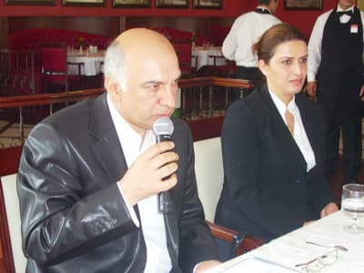 <p><font face="arial,helvetica,sans-serif" size="2"><strong>İSTİFA ETMEM S&Ouml;ZKONUSU DEĞİL</strong></font></p><p><font face="arial,helvetica,sans-serif" size="2">Serbes, d&uuml;zenlediği basınla kahvaltı toplantısında ayrıca, bir takım &ccedil;evrelerin il başkanlığından istifa etmesi gerektiğine dair s&ouml;ylentilerine yanıt verdi ve<font color="#333399"> &ldquo;İstifa etmem s&ouml;z konusu değildir. Bana verilen g&ouml;revi devam ettirmeye kararlıyım&rdquo;</font> şeklinde konuştu.</font></p><p><font face="arial,helvetica,sans-serif" size="2"><font color="#333399">&ldquo;Parti i&ccedil;i konularla ilgili hangi MYK &uuml;yesinin ne konuştuğu, oraya kimin ne s&ouml;ylediği, bana kalem kalem geliyor&rdquo;<font color="#000000">diyen Vahit Serbes,</font> &ldquo;Ankara'dan Sakarya'ya verilmek istemem mesaj anlaşıldı. İstifa <strong>etmiyorum. Ankara'nın kafasında bu konuda teredd&uuml;t ve soru da yok. Bunlar suni g&uuml;ndemdir.</strong> İl y&ouml;netiminin de istifası s&ouml;z konusu olamaz&rdquo;</font> dedi.</font></p>