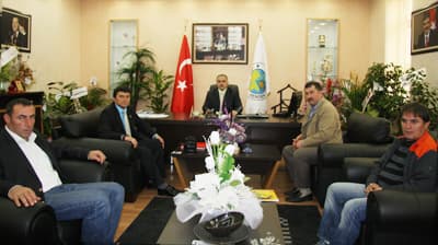 <p><font size="2"><font face="Arial"><strong>Destek Bekliyoruz</strong><br /><br />Başkan İnci'de Hendek Gen&ccedil;lik G&uuml;ndoğduspor'u 3. Lig'de g&ouml;rmek istediklerini belirtti. Başkan İnci, <font color="#333399">&ldquo;Şu anda 3. Lig'e &ccedil;ıkabilmek i&ccedil;in m&uuml;cadele eden il&ccedil;emizin takımı Hendek Gen&ccedil;lik G&uuml;ndoğduspor'a hepimizin destek olması gerekiyor.. Hendek Belediyesi olarak takımımıza destek vermeye devam edeceğiz&rdquo; </font>diye konuştu.</font></font></p>
