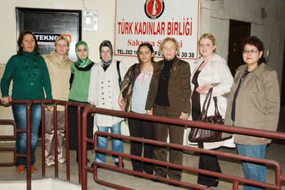 <br /><br /><font size="2"><font face="Arial"><strong><font color="#000000">Her Yerde Sizin Yanınızda Olacağız</font></strong><br /><br />Kadınların m&uuml;cadelesinde kendilerine her t&uuml;rl&uuml; destek vereceğini ve konuyu Ankara'ya kadar taşıyacağını belirten Başkan Yağan, ilde bir kadın milletvekili olmamasından yakındı. Yağan, <font color="#333399">&quot;Sakarya&quot;da bir kadın milletvekilimiz olsaydı, acaba bu konuya b&ouml;yle mi bakardı. <strong>En b&uuml;y&uuml;k eksiğimiz siyasi alanda olmamamız. </strong>Biz b&ouml;yle işlerden atıldığımız zaman, kovulduğumuz zaman, kadın olarak b&ouml;yle sıkıntılar yaşıyoruz. Biz T&uuml;rk Kadınlar Birliği kuruluş amacı olarak kadınlarımıza her konuda eğitim verdiğimiz gibi destekte veriyoruz. Bizim isteğimiz kadınlarımız ayaklarının &uuml;zerinde dursunlar, ekonomik alanda kendilerine bakabilir durumda olsunlar. Bunları başaran kadınlarsınız ama ne yazık ki g&ouml;r&uuml;yoruz ki, şimdi haksız yere işten atıldınız. Bunun i&ccedil;in de galiba anladığımız kadarıyla bu olayın siyasi bir yanı daha var. Bunun sizin başarısızlığınızdan da kaynaklandığını sanmıyorum. Biz bu konuda her t&uuml;rl&uuml; yola başvuracağız. Biz hukuk devletinde yaşıyoruz. Yasaların verdiği hakları sonuna kadar kullanacağız. Baro başkanımızı ziyaret edeceğiz. Yasal olarak yapacaklarımızı &ouml;ğreneceğiz. Sendikacılara buradan &ccedil;ağrıda bulunmak istiyorum. Bir sendikaya &uuml;ye olmayabilirsiniz, ama sonu&ccedil;ta iş&ccedil;isiniz. Sendikaların ve kadın derneklerinin sizlerin yanında olmasını istiyorum.16 Mayısta T&uuml;rkiye genelinde t&uuml;m sivil toplum &ouml;rg&uuml;tlerinin katılacağı bir toplantıya gideceğim. Milletvekillerimizle mutlaka g&ouml;r&uuml;şeceğim. Adalet Bakanımızla g&ouml;r&uuml;şeceğim. Ne gerekiyorsa bunu yapacağız. T&uuml;rk Kadınlar Birliği olarak size s&ouml;z veriyorum. Her yerde sizin yanınızda olacağız&quot;</font> dedi.&nbsp;&nbsp;&nbsp;<br /><br /><strong><font color="#000000">S&ouml;z S&ouml;ylemek İsterdim, Ancak Başka Zaman</font></strong><br /><br />Başkan Yağan, Truva atı benzetmesine b&uuml;y&uuml;k tepki g&ouml;stererek, cevabı m&uuml;cadele sonunda vereceğini s&ouml;yledi. Başkan Yağan, </font></font><font size="2"><font face="Arial"><font color="#333399">&quot;<strong>Sizi Truva atına benzeten başhekime de buradan başka bir s&ouml;z s&ouml;ylemek isterdim, ancak başka zaman.</strong> Bu haklı davamızda, bir şeyler elde ettiğimiz zaman kendisine &ccedil;ok da iyi bir cevap veririz. <strong>Truva atı nasıl olurmuş, kim olurmuş kendisi de g&ouml;recek</strong>. Bu kadar basit olmaması lazım. Biz kadınların &ouml;zellikle işten atılması. 2 erkek, 24 kadın. Yani biz bug&uuml;ne kadar işe sınavla alındığını bilirdik, insanların sınavla atıldığını ilk defa duyuyorum. Bu kendilerini kurtarmak i&ccedil;in hazırlanan bir zemin. Biz bunu yasal olarak gerekli zeminlere taşıyacağız. Bunun peşinde de olacağız. <strong>Hi&ccedil; kimse kimseyi Truva atına benzetmesin. Hi&ccedil; kimse kendi oturduğu yere de pek g&uuml;venmesin.</strong> Bu makamlar gelir ge&ccedil;er. Hi&ccedil; kimsenin hakkı yemeden adaletli olduğuna inanmıyorum. Kadınların &ouml;zellikle. Siz başarılı değilseniz, bug&uuml;ne kadar &uuml;rettiniz. Bug&uuml;nden sonra mı, başarısız oldunuz. Sınavda bu kadar başarısız<br />olduğunuza inanmıyorum&quot;</font> diye konuştu.&nbsp; </font></font>