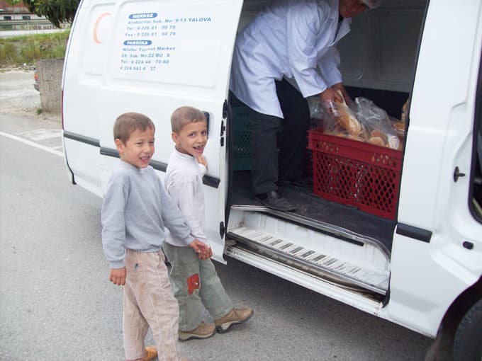 Yoksul 700 Kişi Her Gün Güneş Yemek ile Doyuyor