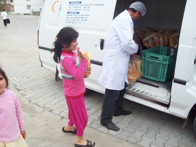 Yoksul 700 Kişi Her Gün Güneş Yemek ile Doyuyor