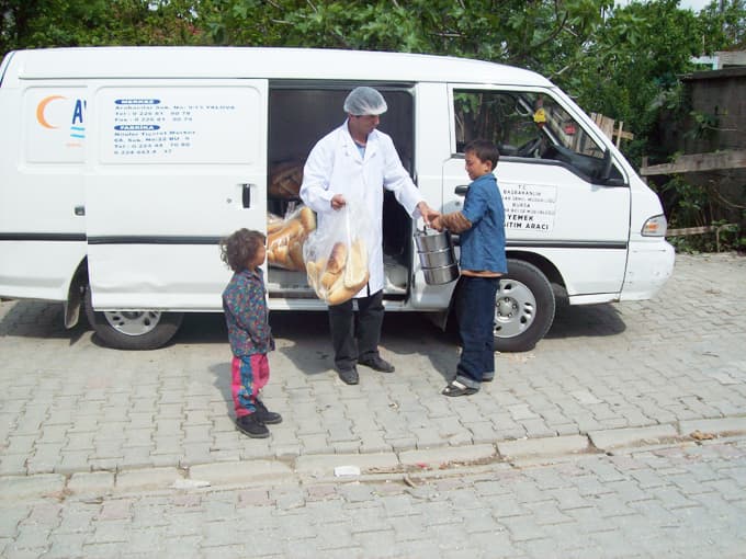 Yoksul 700 Kişi Her Gün Güneş Yemek ile Doyuyor