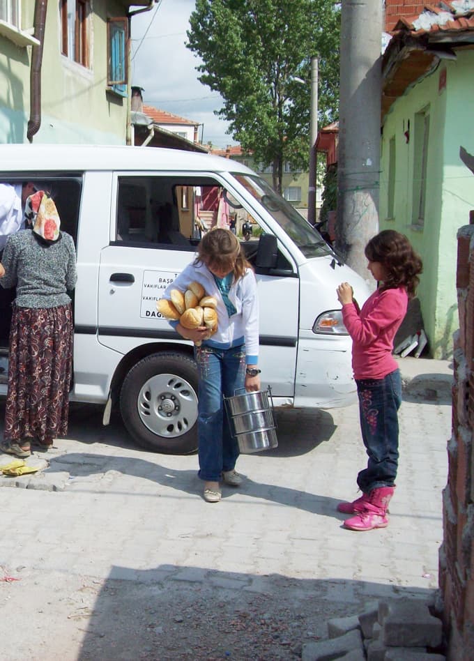 Yoksul 700 Kişi Her Gün Güneş Yemek ile Doyuyor