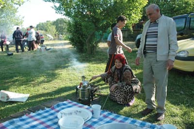<font size="2"><font face="Arial">Ailelerin huzur ve g&uuml;venliği i&ccedil;in mesire yerinde 4 tanesi bayan toplam 30 g&uuml;venlik g&ouml;revlisi g&ouml;rev alırken,&nbsp; g&ouml;revliler k&ouml;pekleriyle birlikte mesire yerinde adeta kuş u&ccedil;urtmuyor. Kene başta olmak &uuml;zere mesire yerinde yabancı haşarelere karşı yoğun bir m&uuml;cadele programı s&uuml;rd&uuml;r&uuml;l&uuml;rken, gelen misafirlerin rahat etmesi i&ccedil;in yoğun bir &ccedil;aba harcanıyor. </font></font>