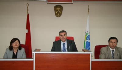 <font face="Arial" size="2">Başkan To&ccedil;oğlu, <font color="#333399">&quot;Biz belediye olarak ulaşım hizmeti de yapıyoruz. Ulaşımın bize yıllık yaklaşık maliyeti 12 trilyon. Fakat bizim topladığımız para 2.5 trilyon. Yani 10 trilyona yakın zarar ediyoruz. Belediyenin yaptığı ulaşım hizmetlerinin belli bir &ccedil;er&ccedil;evede &ouml;zelleştirilmesinden yanayız.&quot;</font> dedi. G&uuml;ndemin 40. maddesinde de Teknopark konusu g&ouml;r&uuml;ş&uuml;ld&uuml;. Kabul edilen maddeye g&ouml;re B&uuml;y&uuml;kşehir Belediyesi'nin Teknopark Projesi'ne katılması kararlaştırıldı. Sakarya &Uuml;niversitesi Teknopark Projesi'nde belediye olarak y&uuml;zde 10 hissedar olduklarını belirten B&uuml;y&uuml;kşehir Belediye Başkanı Zeki To&ccedil;oğlu, Adapazarı ve Serdivan Belediyeleri ile birlikte bu projenin i&ccedil;erisinde yer aldıklarını belirtti. Yine g&uuml;ndemin 41. maddesinde 2008 Mali Yılı İdare ve Kesin Hesabın g&ouml;r&uuml;ş&uuml;lmesine İlişkin Mali Hizmetler Daire Başkanlığı'nın teklifi g&ouml;r&uuml;ş&uuml;ld&uuml;.</font>