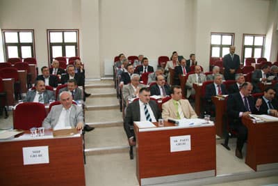 <font face="Arial" size="2">Madde b&uuml;t&ccedil;e komisyonuna incelenmesi i&ccedil;in g&ouml;nderilirken oturuma da 15 Mayıs Cuma g&uuml;n&uuml;ne kadar ara verildi. B&uuml;y&uuml;kşehir Belediye Meclisi 41. madde ve kalan maddeleri g&ouml;r&uuml;şmek &uuml;zere <font color="#333399">Cuma g&uuml;n&uuml; saat 14.00'te</font> yeniden toplanacak.</font>