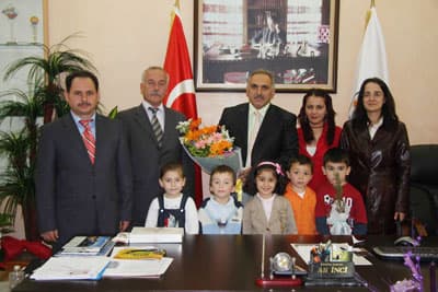 <font face="Arial" size="2">Başkan İnci, okul &ouml;ncesi eğitimin &ccedil;ok &ouml;nemli olduğunu belirterek, <font color="#333399">&quot;Okul&ouml;ncesi eğitim, &ccedil;ocuk gelişiminin en hızlı d&ouml;nemini oluşturur. K&uuml;&ccedil;&uuml;k yaşlarda alınan eğitimin ileri yaşlardaki &ouml;ğrenme yeteneği ve gelecekteki başarı &uuml;zerinde de &ouml;nemli etkileri vardır. Bu s&uuml;re i&ccedil;erisinde kazanılan davranış bi&ccedil;imleri, t&uuml;m yaşam boyunca devam etmektedir. Bizim i&ccedil;in okul &ouml;ncesi eğitim &ccedil;ok &ouml;nemli. Hendek'te de okul &ouml;ncesi eğitim &uuml;st seviyelerde, bu duruma gelmede ailelerin okul &ouml;ncesi eğitimi &ouml;nemsemelerinin de etkisi vardır. &Ccedil;ocuklarımızın en iyi şekilde eğitim almaları i&ccedil;in elimizden geleni yapmalıyız.&quot;</font> dedi.<br /><br />&Ouml;ğretmenler, Başkan İnci'ye eğitime vermiş olduğu desteklerden dolayı teşekk&uuml;r etti.</font>
