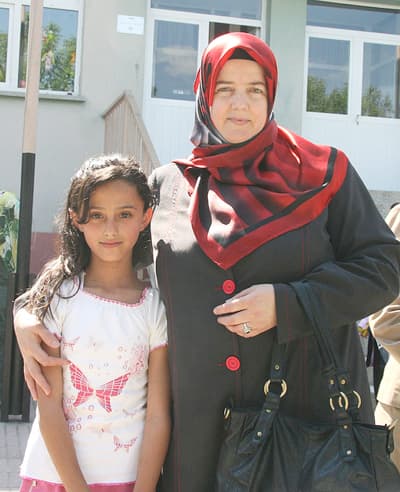 Çocuklardan Gönül Annelerine Çiçek 