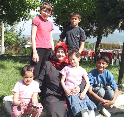 Çocuklardan Gönül Annelerine Çiçek 