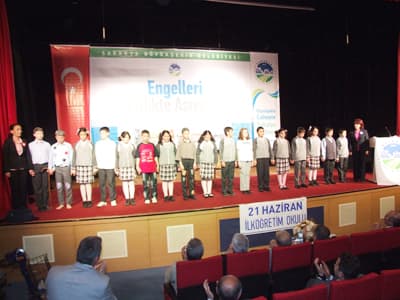 <p><font face="arial,helvetica,sans-serif" size="2">21 Haziran İlk&ouml;ğretim Okulu M&uuml;d&uuml;r&uuml; Yal&ccedil;ın Cincirop&rsquo;un a&ccedil;ılış konuşmasıyla başlayan programda birer konuşma yapan Adapazarı Kaymakamı Akın Yılmaz ve Sakarya B&uuml;y&uuml;kşehir Belediye Başkanı Zeki To&ccedil;oğlu engellilerin sağlıklı insanlarla bir arada yaşamasının &ouml;nemine vurgu yaptılar. Profes&ouml;r Ali Seyyar da <font color="#333399">&ldquo;Engelliye Pozitif Bakış&rdquo;</font> konulu konuşmasında engelli vatandaşların &ouml;z&uuml;rlerinden dolayı utanma duygusu i&ccedil;inde olmamaları gerektiğini s&ouml;yledi.</font></p>