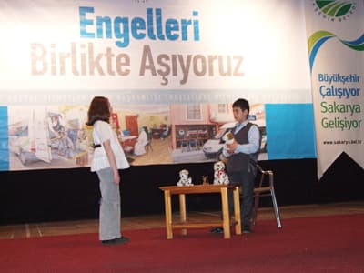 <p><font face="arial,helvetica,sans-serif" size="2">Programın sunucusu T&uuml;rk&ccedil;e &Ouml;ğretmeni Yadigar Dalgı&ccedil;&rsquo;ın okuduğu şiirler ve s&ouml;zler engellilerin duygularına terc&uuml;man olurken, programı hazırlayan &ouml;ğrencilerin hep birlikte okuduğu<font color="#333399"> &ldquo;her normal insanın bir engelli adayı olduğu ger&ccedil;eğini unutmayalım&rdquo;</font> s&ouml;z&uuml; davetlilerden b&uuml;y&uuml;k alkış aldı.</font></p>