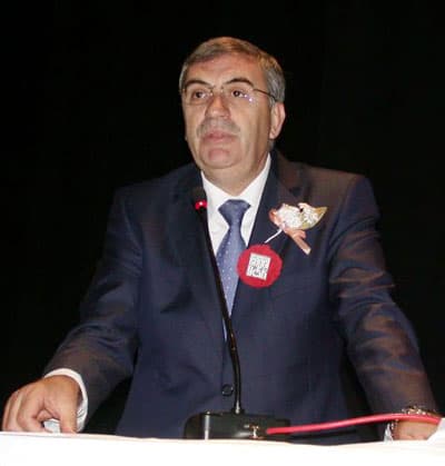 <p><font face="arial,helvetica,sans-serif" size="2">To&ccedil;oğlu, sosyal belediyecilik alanında engellilerin hayatının kolaşlaştırılması i&ccedil;in b&uuml;t&uuml;n imkanların seferber edildiğini dile getirerek, şunları kaydetti: <font color="#333399">&quot;Ulaşılabilir kent, &ouml;z&uuml;rl&uuml; dostu uygulamalar, &ouml;z&uuml;rl&uuml;lerin yararlandığı &uuml;cretsiz ulaşım, mesleki kurslar, sağlık, &ouml;z&uuml;rl&uuml; ara&ccedil;ları dağıtım gibi faaliyetlerimiz s&uuml;r&uuml;yor. H&uuml;k&uuml;metin yaptığı yasal d&uuml;zenleme &ouml;z&uuml;rl&uuml;lere &ouml;nemli kazanımlar sağladı. Bunun yanında biz de &ouml;z&uuml;rl&uuml;lerin hayatını kolaşlaştırmak i&ccedil;in gereken her t&uuml;rl&uuml; katkıya sağlayacağız.&quot;</font> </font></p><p><font face="arial,helvetica,sans-serif" size="2">Adapazarı Kaymakamı Akın Yılmaz da hi&ccedil;bir insanın d&ouml;rt d&ouml;rtl&uuml;k olmadığını belirterek, devletin engelliler ile ilgili d&uuml;zenlemeler &ccedil;er&ccedil;evesinde ayda 500 TL'ye yakın destek verdiğini s&ouml;yledi. Yılmaz, daha eksiklikler olduğunu, bunu engellilerle karşılıklı &ccedil;&ouml;zeceklerini s&ouml;zlerine ekledi. </font></p><p><font face="arial,helvetica,sans-serif" size="2">Engelliler adına konuşan Bedriye Erensel ise engellilerin hayatını s&uuml;rd&uuml;rmeleri i&ccedil;in bir gelir ve işe ihtiyacı olduğunun altını &ccedil;izerek, <font color="#333399">&quot;Engellilerin de yapacağı işler vardır.&quot;</font> diye konuştu. </font></p><p><font face="arial,helvetica,sans-serif" size="2">21 Haziran İlk&ouml;ğretim Okulu M&uuml;d&uuml;r&uuml; Yal&ccedil;ın Cincirop da engellilerin &ccedil;alışarak kendi hayatını kazanmalarının onları mutlu edeceğini ifade etti. </font></p>