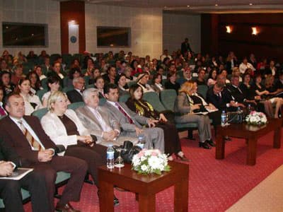 <p><font face="arial,helvetica,sans-serif" size="2">Kendi hayatından &ouml;rneklerle konuşan Bektaş,<font color="#333399"> &quot;Banka emeklisiydim. Şimdi 4 bin kişinin &ccedil;alıştığı bir testil şirketinin sahibiyim. Kadın olarak korkularımızdan kurtulup iş d&uuml;nyasında yerimizi almalıyız&quot; dedi. Azmin sonu olmadığını ve azmin sonunda zafere g&ouml;t&uuml;rd&uuml;ğ&uuml;n&uuml; vurgulayan Bektaş ş&ouml;yle konuştu: &quot;Girişimci risk almaktır. Organizasyon becerisine sahip, fırsatları g&ouml;rebilen, bu fırsatları değerlendiren, tetikte, oyunun kurallarını kendi yazması gerekir. Girişimcilik bir ruhtur. İnsan olarak korkularımız var. Benim doğduğum yerde bir kadının bir erkeğin &ouml;n&uuml;ne ge&ccedil;mesi uğursuzluk sayılırdı. Anadolu'da kadın olmak &ccedil;ok zor. Anadolu'dan b&uuml;y&uuml;k şehire gelen kadınlarda eğitim meselesi sebebiyle iş bulamıyor. Ancak son yıllarda &uuml;niversiteler iyi girişimciler yetiştiriyor. Girişimci ruhun ortaya &ccedil;ıkması i&ccedil;in korkmamak gerekiyor.&quot;</font></font></p>