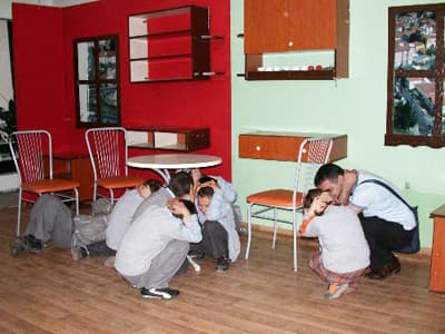 <font size="2"><font face="Arial"><strong><font color="#000000">D&uuml;nyada En İleri Seviyede</font></strong><br /><br />Deprem Eğitimi Uzmanı Cevdet Şen ise &ouml;ğrencilerin g&ouml;rerek ve uygulayarak yapılan deprem eğitimini severek aldıklarını ifade etti. Şen, <font color="#333399">&quot;İlk&ouml;ğretim &ouml;ğrencilerine yapılan bu eğitim &ccedil;ok etkili ve kalıcı oluyor. Yaptığımız eğitim y&ouml;ntemi d&uuml;nyada en ileri seviyede.&quot;</font> diye konuştu.</font></font> <p><font face="arial,helvetica,sans-serif" size="2">10 yaşındaki ilk&ouml;ğretim &ouml;ğrencisi Ayşe Taşkın ise 7,4 şiddetindeki yapay depremden &ccedil;ok etkilendiğini belirterek, <font color="#333399">&quot;İnşallah ger&ccedil;eğini yaşamayız ama bu da ger&ccedil;ek kadar korkutucu. Her t&uuml;rl&uuml; &ouml;nlemi almalıyız.&quot;</font> dedi.</font></p>