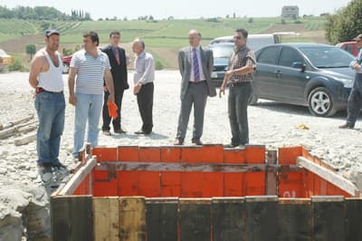 <font size="2"><font face="Arial"><strong><font color="#000000">Bizim İ&ccedil;in Sevindirici Bir Olay</font></strong><br /><br />Kertil K&ouml;y&uuml; Muhtarı Avni Teke ise b&ouml;lgeden iş&ccedil;i alınması a&ccedil;ısından sevindiklerini belirterek <font color="#333399">&quot;İnşallah bu k&ouml;y&uuml;m&uuml;z&uuml;n sınırları i&ccedil;erisinde doğalgaz &ccedil;ıkarsa bizim i&ccedil;in de &ccedil;ok faydalı olacağına inanıyorum. B&ouml;lgem i&ccedil;in bizim i&ccedil;in sevindirici bir olay. İki sene &ouml;nce burada araştırma yaptılar. Herhalde bu noktada olduğu tespit edildi. Bize faydası olacak tabii bu b&ouml;lgeden iş&ccedil;i alınacak&quot; </font>diye konuştu.</font></font>