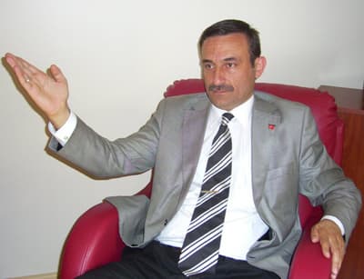 <p><font face="arial,helvetica,sans-serif" size="2"><strong>RANT PEŞİNDELER</strong></font></p><p><font face="arial,helvetica,sans-serif" size="2">Oğuz Kalay, bilmeden konuşan &ccedil;evrelerin fabrikadan rant sağlamak amacında olduğunu &ouml;ne s&uuml;rerek ş&ouml;yle devam etti:</font></p><p><font face="arial,helvetica,sans-serif" size="2" color="#333399">&ldquo;Bilmeden konuşanlar bu fabrikayı nasıl ele ge&ccedil;iririz, buradan nasıl haksız kazan&ccedil; elde ederiz onun derdindeler. &Ouml;zelleştirme idaresince &ouml;zelleşmiş olan, depremi atlatmış olan bu fabrikada iyiye gitmeye &ccedil;alışılıyorken, bunun altında bir şeyler aramak doğru olmaz. Kimseye g&ouml;bek bağım yok. Haksızlık veya yanlışlık varsa s&ouml;ylerim. Niyet &ccedil;ok &ouml;nemli. Borcu var demekle ne demek istiyorsunuz onu a&ccedil;ıklayın. Fabrika &ccedil;ift&ccedil;inin malı. Doğruyu s&ouml;ylemek i&ccedil;in bedeli neyse &ouml;deriz..Gardınızı alın gelin demiştim, yine de diyorum&rdquo;.</font></p>