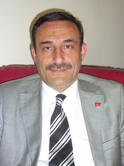 <p><font face="arial,helvetica,sans-serif" size="2"><strong>M&Uuml;LAYİM VE ALİŞAN ŞAİBELİ KİŞİLER</strong></font></p><p><font face="arial,helvetica,sans-serif" size="2">Şeker iş Sendikası Sakarya Şube Başkanı Oğuz Kalay, H&uuml;lya S&uuml;r&uuml;c&uuml; ile Detay Programı'nda ayrıca, APEK başkanlığına adaylık konusunda adları ge&ccedil;en Ahmet M&uuml;layim ve Ayhan Alişan hakkında da ithamlarda bulundu. Kalay, M&uuml;layim ve Alişan i&ccedil;in<font color="#333399"> &ldquo;Bunlar şaibeli, ş&uuml;pheli insanlar&rdquo; </font>c&uuml;mlesini kullanarak şunları s&ouml;yledi:</font></p><p><font face="arial,helvetica,sans-serif" size="2" color="#333399">&ldquo;Sayın M&uuml;layim şu anda yargılanıyor, şaibeli ve ş&uuml;pheli bir insan.Herkes bedelini &ouml;deyecek. Minareyi &ccedil;alan kılıfını hazırlar ama yargı da bunu yakalar. Ben o insanı istemiyorum, &ccedil;itf&ccedil;i de istemiyor, hem yargılanacaksınız, hem de ben adayım diyeceksiniz? Eskiden, yeni olur mu? D&uuml;n siz başkan değil miydiniz? Siz 4 y&ouml;netim kurulu arkadaşınızla bile ge&ccedil;inemediniz, &ccedil;ift&ccedil;iyi temsil edemediniz. Şimdi o arkadaşlarınız &uuml;retimi arttırarak fabrikayı y&ouml;netiyor. Eğer d&uuml;r&uuml;stsen iyi &ccedil;alışanı desteklemelisin.</font></p><p><font face="arial,helvetica,sans-serif" size="2" color="#333399">Gelelim diğer bir adaya. Sayın Alişan da eski kooperatif başkanlığı yapmış, yargılanmış ve ceza almış bir insan. Yargıtay muhtemelen onaylayacak. Se&ccedil;ilme hakkını da kaybedecek. Bu ne demek? Bu şu demek, &ccedil;ift&ccedil;i kazara g&ouml;reve getirdi diyelim, ee g&ouml;revden alınacaksınız. Bu fabrikanın bor&ccedil;ları ne olacak? Neden başaramadım demiyorsunuz? Y&uuml;rekli olun &ccedil;ıkıp başaramadığınızı s&ouml;yleyin. Bizim kimseye d&uuml;şmanlığımız yok, Sayın Alişan &ccedil;ift&ccedil;iyi temsil edememiş, bu da ispatlanmış. &Ccedil;ift&ccedil;i ondan memnun değil. Tam tersine bug&uuml;nk&uuml; başkan da &ccedil;ift&ccedil;iye nasıl destek veririz onu d&uuml;ş&uuml;n&uuml;yor&rdquo;.</font></p>