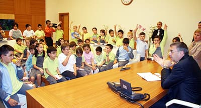 <font face="Arial" size="2"><strong>Eğitime Her T&uuml;rl&uuml; Desteğe Hazırız</strong></font> <p><font face="Arial" size="2">Eğitim ile alakalı her t&uuml;rl&uuml; &ccedil;alışmanın i&ccedil;erisinde olmaya hazır olduklarını belirten Başkan Zeki To&ccedil;oğlu,<font color="#333399"> &ldquo;Ben de bir eğitimciyim. Eğitim ile alakalı her t&uuml;rl&uuml; &ccedil;alışmaya g&ouml;n&uuml;lden destek veririz. Geleceğimizin teminatı olan &ccedil;ocuklarımızın en iyi şekilde eğitim alabilmeleri i&ccedil;in hepimiz &uuml;zerimize d&uuml;şen g&ouml;revleri yapmak zorundayız&rdquo;</font> diye konuştu. <br /><br />Başkan Zeki To&ccedil;oğlu daha sonra bir saat boyunca &ouml;ğrencilerin sorularını cevapladı. &Ouml;ğrencilerin &ouml;zg&uuml;venlerini kazanmaları, devlet ve &ouml;zel kurumları tanımaları i&ccedil;in bu t&uuml;r &ccedil;alışmaların &ccedil;ok &ouml;nemli olduğunu ifade eden To&ccedil;oğlu; &ccedil;ocuklara, geleceğin y&ouml;neticilerinin kendileri olduklarını ve bunun i&ccedil;in &ccedil;ok okumaları, &ccedil;ok &ccedil;alışmaları gerektiğini s&ouml;yledi.</font></p>