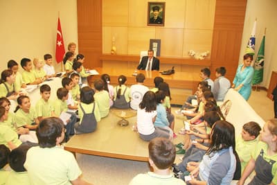 <font face="Arial" size="2"><strong>&Ccedil;ocuklara Y&ouml;nelik Bir&ccedil;ok &Ccedil;alışma Yapıyoruz</strong></font> <p><font face="Arial" size="2">Sakarya &Uuml;niversitesi Vakfı &ouml;ğrencileri Başkan To&ccedil;oğlu&rsquo;na ilgin&ccedil; sorular y&ouml;nelttiler. &Ccedil;ocuklara y&ouml;nelik ger&ccedil;ekleştirilen &ccedil;alışmaları, geri d&ouml;n&uuml;ş&uuml;m kutuları ile alakalı &ccedil;alışmaları, belediye başkanının sorumluluklarını, B&uuml;y&uuml;kşehir Belediyesi&rsquo;nden &ouml;nce hangi g&ouml;revlerde bulunduğunu soran &ouml;ğrencilere, Başkan Zeki To&ccedil;oğlu uzun uzun cevaplar verdi. &Ccedil;ocuklara y&ouml;nelik parklar, oyun alanları yaptıklarını ve yapmaya devam edeceklerini s&ouml;yleyen Zeki To&ccedil;oğlu, &ccedil;ocuk tiyatrosu kurmak i&ccedil;in &ccedil;alışmalar yaptıklarını da ifade etti. Başkan To&ccedil;oğlu, belediye başkanlarının halka hizmet etmek i&ccedil;in se&ccedil;ildiklerini ifade etti.</font></p>