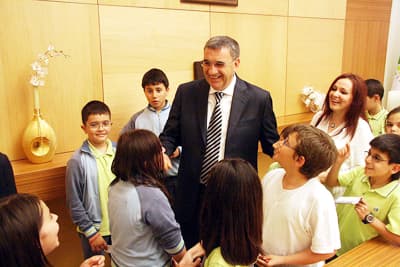 Soru Yağmuruna Tuttular 
