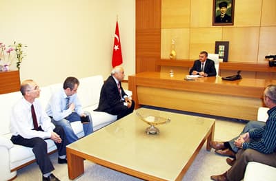 <font size="2"><font face="Arial"><strong><font color="#000000">Yetişmiş Bir&ccedil;ok İnsanımız Var</font></strong><br /><br />Makine M&uuml;hendisleri Odası hakkında Başkan To&ccedil;oğlu&rsquo;na bilgiler veren Kazım Arslan<font color="#333399">, &ldquo;&Ouml;nceden şehrimizde makine m&uuml;hendislerinin sayısı azdı. Fakat şimdi 1000&rsquo;e yakın m&uuml;hendisimiz şehrimizde g&ouml;rev yapıyor. Artık şehirde, şehircilik adına soru sorulduğunda cevap verecek yetişmiş bir&ccedil;ok insanımız var. Şehrimiz i&ccedil;in proje &uuml;retecek bir&ccedil;ok arkadaşımız var. Sizlerin de meslek odalarımıza sahip &ccedil;ıkacağınızı ve birlikte g&uuml;zel hizmetler yapağımızı d&uuml;ş&uuml;n&uuml;yorum&rdquo;</font> diye konuştu.</font></font>