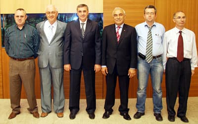 <p><font color="#333399"><font size="2"><font face="Arial"><strong><font color="#000000">Ortak Akılla Şehrimizin Problemlerini&nbsp;&Ccedil;&ouml;zeceğiz</font></strong><br /></font></font></font><br /><font face="arial,helvetica,sans-serif" size="2">Ziyaretten duyduğu memnuniyeti dile getiren Başkan Zeki To&ccedil;oğlu ise, &ldquo;<font color="#333399">&Ccedil;alışmalarınızda başarılar diliyorum. S&ouml;ylemiş olduğunuz gibi sivil toplum &ouml;rg&uuml;tlerimiz şehrimizde artık &ccedil;ok aktif durumdalar. İnşallah ortak akılla şehrimizin problemlerini birlikte &ccedil;&ouml;zeceğiz. Şehrimizi bulunduğundan daha ilerilere el biriliği ile taşıyacağız&rdquo;</font> diye konuştu.<br /></font></p>