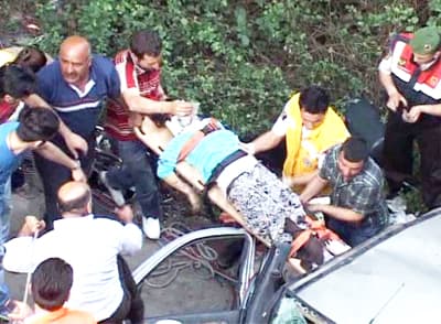 Sürücü Uyudu, Araba 25 Metreden Dereye Uçtu