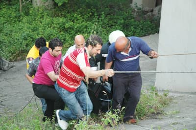 Sürücü Uyudu, Araba 25 Metreden Dereye Uçtu
