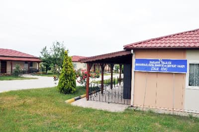 <p><font face="arial,helvetica,sans-serif" size="2"><strong>DNA Testi Yapılacak</strong>&nbsp;</font></p><p><font face="arial,helvetica,sans-serif" size="2">Bu arada yangında &ouml;len Mine G&uuml;n ile Fatma Karaoğlu'nun cenazeleri DNA testinden sonra toprağa verilecek. CİHAN muhabirinin edindiği bilgiye g&ouml;re, G&uuml;n ile Karaoğlu'nun cesetlerinin karışmaması i&ccedil;in İstanbul Adli Tıp Kurumu'nda DNA testi yapılacak. DNA testinin ardından cenazelerin defin i&ccedil;in ailelerine teslim edilmesi bekleniyor. </font></p><p><font face="arial,helvetica,sans-serif" size="2">Bilindiği gibi SH&Ccedil;EK tarafından kurulan Şevkat &Ccedil;ocuk K&ouml;y&uuml;'nde, bakıma muhta&ccedil; yaşlılar ile kimsesiz &ccedil;ocuklar bir arada yaşıyor. B&ouml;ylece yaşlılar ile kimsesiz &ccedil;ocukların dede-nine-torun sevgisini tatmaları sağlanıyor.</font></p>
