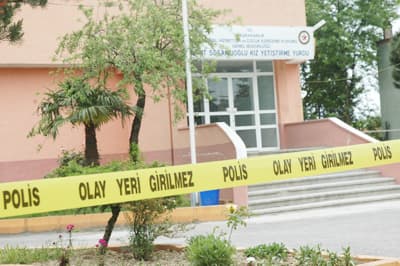 <p><font face="arial,helvetica,sans-serif" size="2"><strong>Dehşet Anları!</strong><br /><br />Yangından kurtulan ve yakınları tarafından Sakarya Huzurevi'nden alınan 16 yaşındaki R.B., yangın merdivenine girişlerin kilitli olduğunu &ouml;ne s&uuml;rd&uuml;. Babasının 3 yıl &ouml;nce hayatını kaybetiğini, annesi başkasıyla evlendiği i&ccedil;in devlet yurdunda kaldığını anlatan R.B., dehşet anlarını şu şekilde anlattı:</font></p>