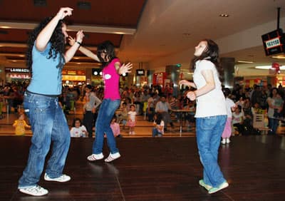 19 Mayıs'ı Kolbastıyla Kutlayan ADA AVM, Hediye Dağıttı