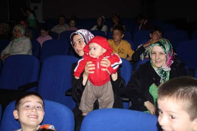 <font face="Arial" size="2">Firdevs Altındaş ve Yunus Uray&rsquo;a dinleti sonunda Erenler Belediye Başkanı Cavit &Ouml;zt&uuml;rk tarafından belge ve &ccedil;i&ccedil;ek sunumu yapıldı. <br />Sanat Akşamı programına Erenler Belediye Başkanı Cavit &Ouml;zt&uuml;rk, İl&ccedil;e Milli Eğitim Şube M&uuml;d&uuml;r&uuml; Zekeriya Yıldırım, Okul M&uuml;d&uuml;r&uuml; Medet G&uuml;neş, M&uuml;d&uuml;r yardımcıları Aydın &Ouml;zkan, H&uuml;seyin Seyhan, okul aile birliği, &ouml;ğretmenler, veliler ve okul &ouml;ğrencileri katıldılar. </font>