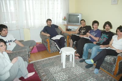 <font size="2"><font face="Arial"><strong><font color="#000000">Evin Rahatlığı Var</font></strong><br /><br />Marmara &Uuml;niversitesi İşletme B&ouml;l&uuml;m&uuml;'n&uuml; kazanmak isteyen Nazlı G&uuml;nd&uuml;z ise, &Ouml;SS'ye az bir zaman kala buraya geldiklerini belirterek &quot;<font color="#333399">&Ccedil;ok g&uuml;zel oldu, burada daha fazla ivme kazandığımızı d&uuml;ş&uuml;n&uuml;yorum. Evin rahatlığı var. Artı dershane disiplini var. Kalkma ve yatış saatlerimiz belli. Boş saatlerimizde aktiviteler yapıyoruz. Bizim i&ccedil;in burasının bir artı olacağını d&uuml;ş&uuml;n&uuml;yorum. &Ccedil;&uuml;nk&uuml; &ouml;ğretmenlerimiz istediğimiz zaman yanımızda oluyor. Hemen sorularımızı sorabiliyoruz&quot;</font> dedi.&nbsp;</font></font>
