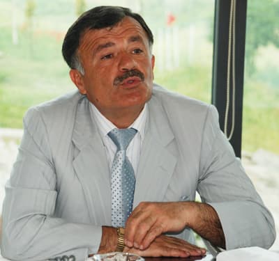 <p><font face="arial,helvetica,sans-serif" size="2"><strong>G&Uuml;LERY&Uuml;ZL&Uuml; HİZMET<br /><br /></strong>İ&ccedil; b&uuml;nyesinde 96 olmak &uuml;zere geneldeki toplam 350 g&uuml;ler y&uuml;zl&uuml; personelinin bulunduğu VİB Turizm&rsquo;de 24 bilet satış yeri, 154 durak noktası bulunurken, yeni uygulamasıyla birlikte de m&uuml;şterilerine, gideceği her y&ouml;ne internetten % 15 indirimli e-bilet satışı da yapıyor. VİB Turizm VİB Kart hizmetiyle de m&uuml;şterilerine puan kazandırarak, &uuml;cretsiz bilet veriyor. Sakarya&rsquo;dan; İstanbul, Ankara, İzmir, Antalya (Alanya), Bodrum, Muğla (Marmaris), Samsun, Giresun, Ordu ve Trabzon (Of) illerine hizmet veren VİB Turizm; T&uuml;rkiye&rsquo;nin her yerine a&ccedil;ılmayı hedefliyor.</font></p>