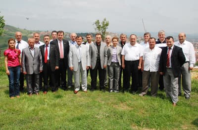 <p><font face="arial,helvetica,sans-serif" size="2"><strong>TANIŞMA TOPLANTISI<br /></strong><br />VİB Turizm Y&ouml;netim Kurulu Başkanı Ali Kara ve Y&ouml;netim Kurulu &Uuml;yeleri; SA&Uuml; Kamp&uuml;s&uuml; yolunda bulunan Gen&ccedil;lik Merkezi&rsquo;nde, b&uuml;nyesine eklediği yeni il&ccedil;e ve şube yetkilileriyle birlikte kahvaltılı tanışma toplantısı d&uuml;zenledi. VİB Turizm İkinci Başkanı Mehmet Bozdoğan, Y&ouml;neticiler M&uuml;cahit Bay, Kemal Kılı&ccedil;aslan, Suat Akın, Deneyleme Kurulu &Uuml;yesi Murat Başoğlu, Genel M&uuml;d&uuml;r Adnan Kayabaş, Gene Koordinat&ouml;r Cem Şahin ve Halkla İlişkiler M&uuml;d&uuml;r&uuml; M&uuml;ge İyem&rsquo;in hazır bulunduğu toplantıya, Pamukova, Geyve, Karap&uuml;r&ccedil;ek, S&ouml;ğ&uuml;tl&uuml; ve Yazlık yetkilileri katıldı.</font></p>