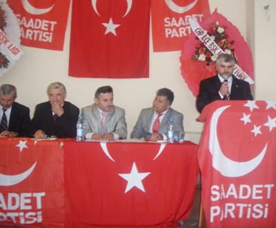 <p><font face="arial,helvetica,sans-serif" size="2"><strong>AKP, Hırsızın, Dolandırıcının Yanında</strong></font></p><p><font face="arial,helvetica,sans-serif" size="2">Saadet Partisi il başkanı İsmet Aksoy, AKP'yi ne yaptığını bilmemekle su&ccedil;larken konuşmasını ş&ouml;yle s&uuml;rd&uuml;rd&uuml;: <font color="#333399">&quot;AKP, hırsızın, dolandırıcının yanında yer almıştır. Kan kaybetmeye devam etmektedirler. Bu iktidarın &ouml;mr&uuml; bitmiştir. T&uuml;rkiye &ccedil;ocuklarının haklarını yiyor. Soygun d&uuml;zeni tezgahları dağıtma d&uuml;zenine girdiler. Esnafı sanatkarı dağıtıyorlar.Hendek'te tehditler var. Hendek'te Saadetli iktidarları g&ouml;receğiz. Kendilerini değiştiremeyenler faizin &ccedil;ıkarcının yanında yer aldılar&quot;</font></font></p>