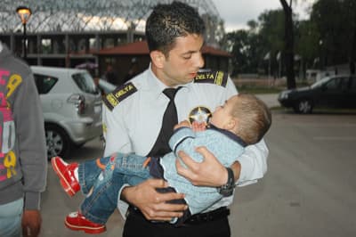 Salıncaktan Düşen Çocuk, Hastanelik Oldu!