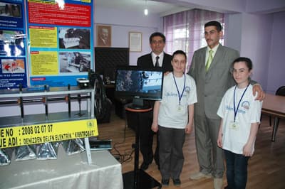 <font face="Arial" size="2" color="#000000"><strong>Projemizin Bir&ccedil;ok Avantajı Var</strong></font> <p><font face="Arial" size="2">Ayşe Gamze Sevin&ccedil; de, &uuml;rettikleri bu elektriği bir bataryada depolayıp bir evin aydınlanma ihtiyacını da karşılayabildiklerini belirterek şunları s&ouml;yledi:</font><font face="Arial"><font size="2" color="#333399"> &quot;Eğer &uuml;lkemizde dalgalardan yararlanıp elektrik &uuml;retilirse, &uuml;&ccedil; Keban Barajı'nın &uuml;rettiği elektrik kadar elektrik &uuml;retilebilir. Enerji ve Tabii Kaynaklar Bakanlığı'nın a&ccedil;ıklaması b&ouml;yle. Projemizin bir&ccedil;ok avantajı var. &Ccedil;&uuml;nk&uuml; &uuml;lkemizin &uuml;&ccedil; tarafı denizle &ccedil;evrili. Yenilenebilir enerji kaynaklardan dalgayı kullanıyoruz, t&uuml;kenmiyor, bitmiyor. En &ouml;nemlisi &uuml;lkemiz kendi enerji kaynaklarını kullandığı i&ccedil;in dışa bağımlılık azalıyor ve ekonomik rahatlama ve gelişme de sağlanıyor.&quot;&nbsp;<br /></font><font size="2">&nbsp;</font></font></p><p><font face="arial,helvetica,sans-serif" size="2">Kardeş &ouml;ğrenciler ayrıca, projelerini geliştirmek i&ccedil;in hayırseverlerden destek istedi.</font></p>