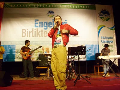 <p><font face="arial,helvetica,sans-serif" size="2"><strong>Engellerin Aşıldığı Bir D&uuml;nya</strong></font></p><p><font face="arial,helvetica,sans-serif" size="2">Konser ve organizasyonların vazge&ccedil;ilmez ismi Akif Yener, bu ve bunun gibi engellilerle ilgili etkinliklerde severek yer almaya devam edeceğini belirterek,<font color="#333399"> &ldquo;Engellilerin otob&uuml;s ile seyahatlerinde, bina giriş ve &ccedil;ıkışlarında &ccedil;ektikleri sıkıntıları g&ouml;zlemlerken b&uuml;y&uuml;k &uuml;z&uuml;nt&uuml; duyuyorum. Dilerim bundan sonraki imar tasarımlarında ve ulaşımda engellilerin de unutulmağı, Avrupa&rsquo;da yaşayan engellilerin sahip olduğu imkanların sağlanmasının &ccedil;ok da zor olmadığını d&uuml;ş&uuml;n&uuml;yorum. Senede bir g&uuml;n de olsa bize kendilerini hatırlatan engelli dostlarıma&nbsp; selam ve saygılarımı sunuyorum&rdquo;</font> dedi.</font></p>